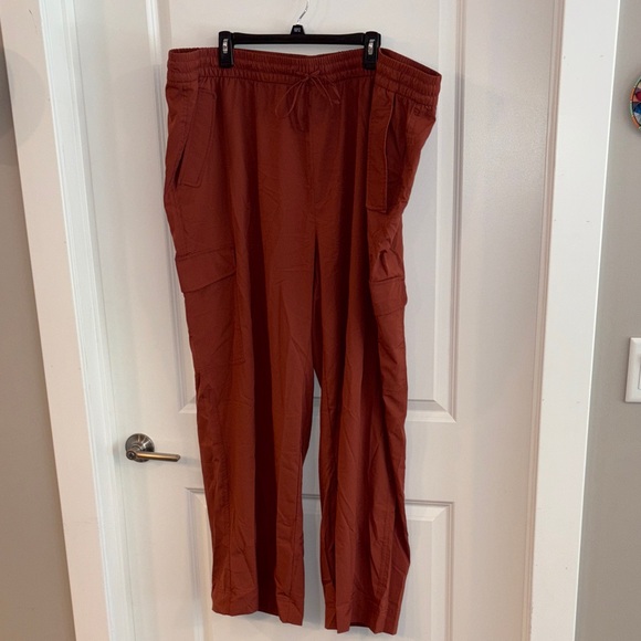 Athletic pants with cargo pockets - Picture 1 of 4